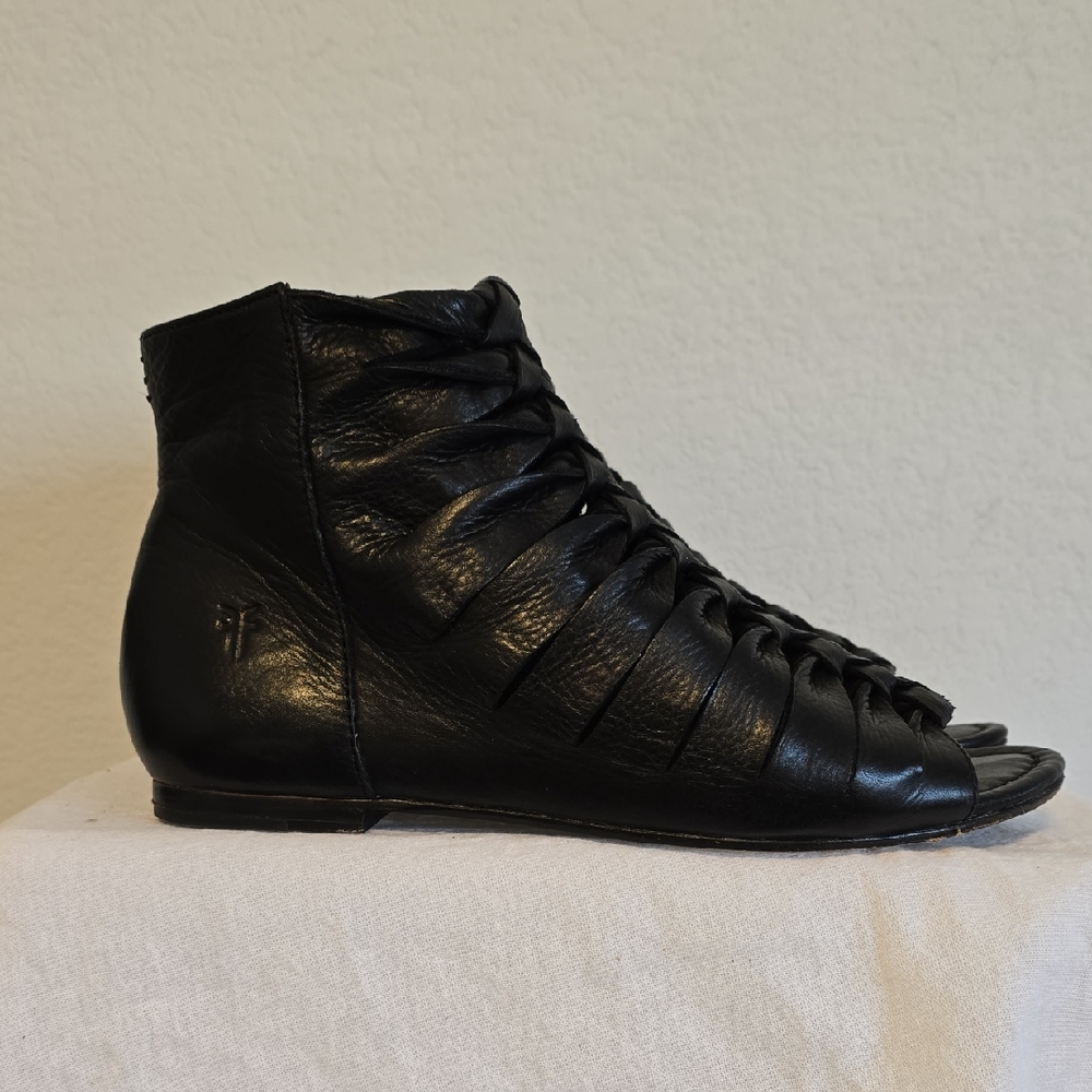 Frye "Marlene Twisted Sandal" In Black Leather. Size 7M Gently Worn EC
